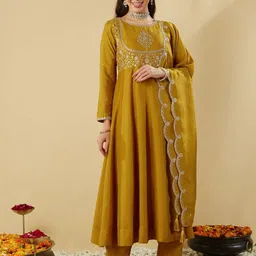 Growdamy Floral Embroidered Empire Sequinned Kurta With Trousers & Dupatta-picture-18