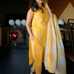 KALINI Women Printed Regular Kurta with Trousers & With Dupatta image 4