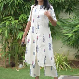 DIVASTRI Floral Printed High Slit Mandarin Collar A-Line Kurta With Trousers-3