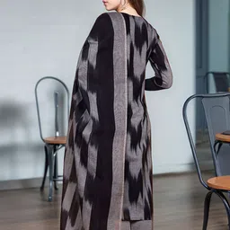 KALINI Geometric Printed Straight Kurta with Trouser & Dupatta image 4