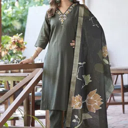 VredeVogel Women Floral Embroidered Regular Thread Work Kurta with Trousers & With Dupatta-51