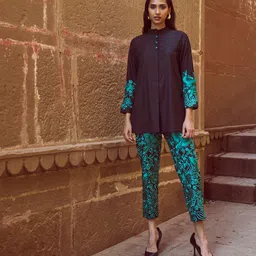 Dash and Dot Floral Embroidered Straight Kurti-image-7