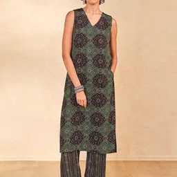 Global Desi Floral Printed V-Neck Kurta With Trousers-image-95