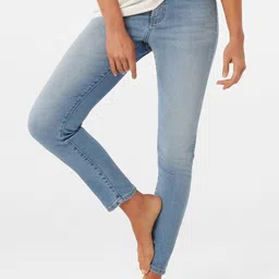 Forever New Women Skin Tight Skinny Fit High-Rise Clean Look Light Fade Jeans-image-5
