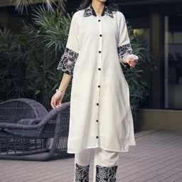 HOUSE OF MIRA Floral Embroidered Shirt Collar Chanderi Silk A-Line Kurta With Trousers-38