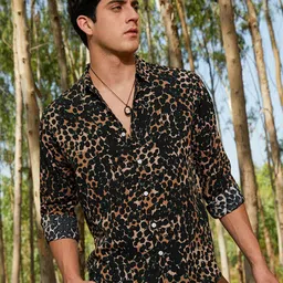 Campus Sutra Men Comfort Fit Spread Collar Animal Printed Casual Shirt-picture-20