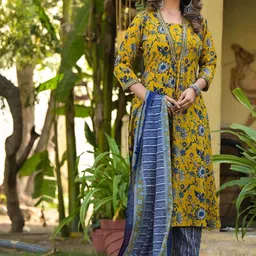 HETVI CREATION Women Floral Printed Regular Kurta with Trousers & With Dupatta-2