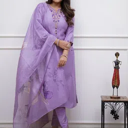 Panzora Women Floral Embroidered Regular Kurti with Trousers & With Dupatta-picture-15