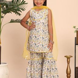 Cutiekins Girls Floral Printed V-Neck Gotta Patti Kurta With Sharara & Dupatta-picture-28