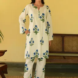 THE FAB FACTORY Floral Printed Notch Neck Straight Kurta With Trousers-picture-13