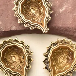Indianshelf 3-Pcs Yellow Brass Textured Pooja Diyas-12