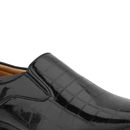 Groofer Men Formal Textured Pointed Toe Slip-On Shoes image 4