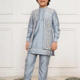VASTRAMAY Boys Floral Embroidered Mandarin Collar Straight Kurta With Pyjama & Jacket-51