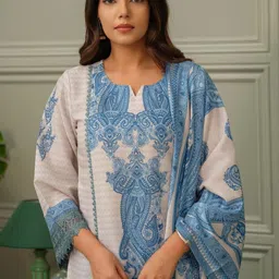 House of Pataudi Floral Printed Notch Neck Pure Silk Kurta With Trouser & Dupatta-picture-50