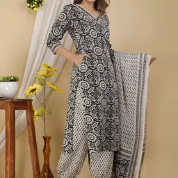 Anouk Rustic Floral Printed V-Neck Straight Kurta with Trousers & Dupatta image 3