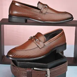 INVICTUS Men Textured Formal Loafers-picture-11