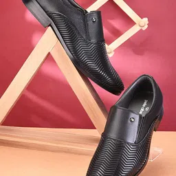 pelle albero Men Textured Leather Formal Slip-On Shoes-picture-30