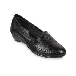 Mochi Textured Round Toe Wedge Heeled Pumps-32