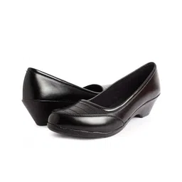 XE Looks Black Textured Wedge Pumps image 2