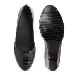 XE Looks Black Textured Wedge Pumps image 3