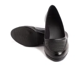 XE Looks Black Textured Wedge Pumps image 5