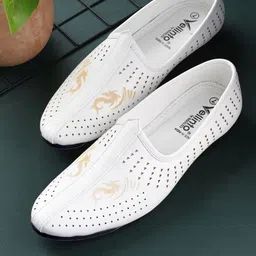 Vellinto Men Colourblocked Slip-On Sneakers-image-27
