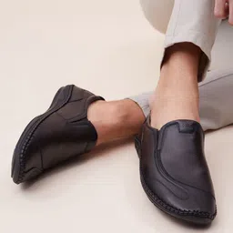 Hitz Men Textured Leather Lightweight Slip-On Sneakers-17