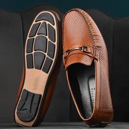 San Frissco Men Textured Lightweight Memory Foam Leather Horsebit Loafers-13