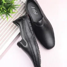 knoos Men Textured Round Toe Lightweight Water Repellent Upper Loafers-image-3