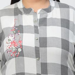 YELLOW CLOUD Women White & Grey Checked Thread Work Kurta image 2