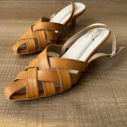 Bowtoes Textured Kitten Heel Mules-15