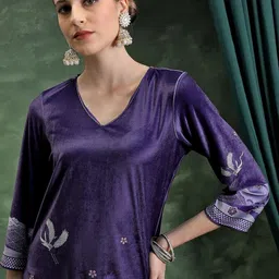 Vishudh Purple Abstract Printed V-Neck Straight Kurta image 2