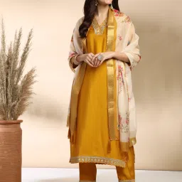 Women Silk Blend Kurta Pant Dupatta Set-image-27
