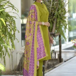 BE IN TEXO FAB Women Regular Thread Work Kurta with Trousers & With Dupatta image 3