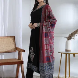 House of Pataudi Thread Work Abstract A-Line V-Neck Kurta With Trouser And Dupatta image 5