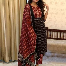 1 Stop Fashion Floral Printed Straight Kurta with Trousers & Dupatta-40
