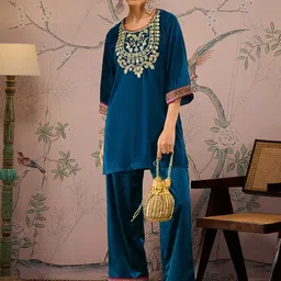 Shae by SASSAFRAS Ethnic Motifs Embroidered Sequinned Velvet Kurti With Trousers-image-20