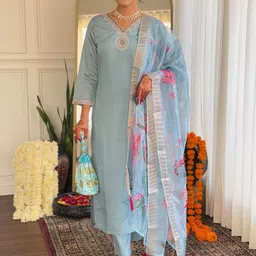 Lilots Floral Yoke Design V-Neck Straight Raw Silk Kurta With Trousers And Dupatta-image-3