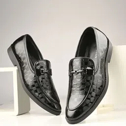 INVICTUS Men Textured Formal Loafers-picture-17