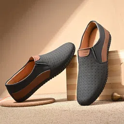 knoos Men Textured Loafers-picture-29