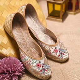 VANIYA SHOES Women Ethnic Embellished Mojaris Flats-image-31