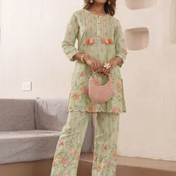 Sangria Floral Printed Pure Cotton Round Neck Tunic & Trousers Co-Ords-image-25