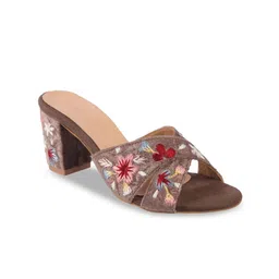 Cheemo Women Textured Block Sandals-6