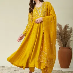Women Silk Blend Kurta Pant Dupatta Set-image-26