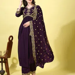 Hirvanti Fashion Floral Yoke Design Empire V-Neck Embroidered Kurta With Trouser Dupatta-10