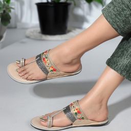 Ladies Hub Women Embellished One-Toe Kolhapuri Flats-picture-36
