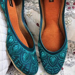 DESI COLOUR Women Embellished Ethnic Mojaris Flats-image-37
