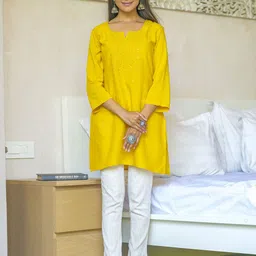 Ode by House of Pataudi Women Floral Embroidered Regular Straight Kurti-picture-25