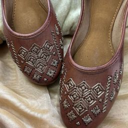 DESI COLOUR Women Embellished Ethnic Mojaris Flats-image-34