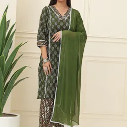 Feel Clath Floral Printed Thread Work V-Neck Pure Cotton Kurta With Trousers & Dupatta-image-99